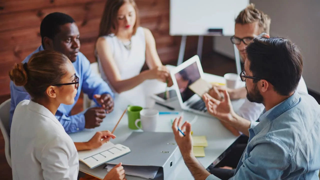 Équipe de consultants EDC Digital-IT en réunion de projet