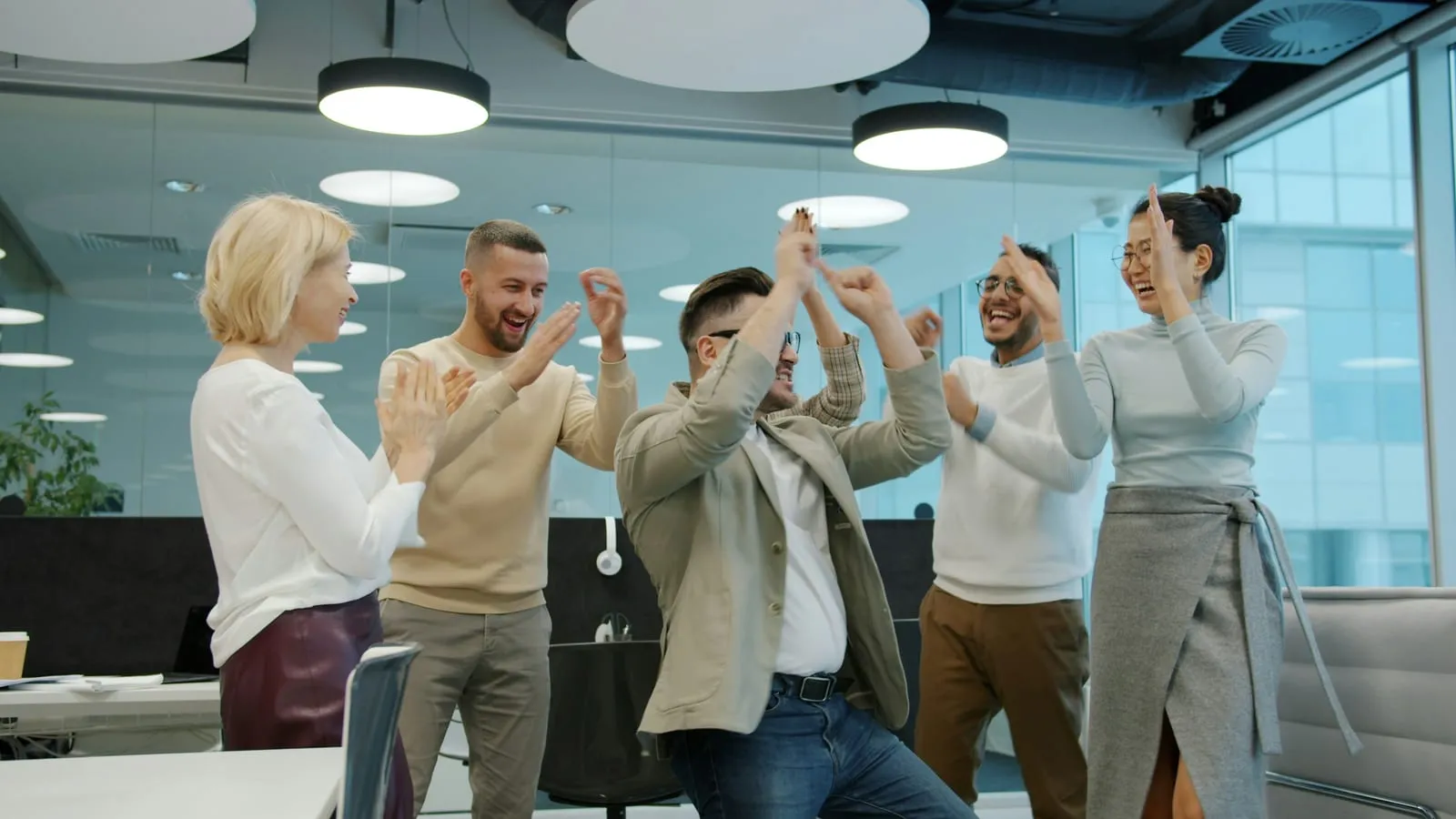Équipe de consultants célébrant une réussite au bureau